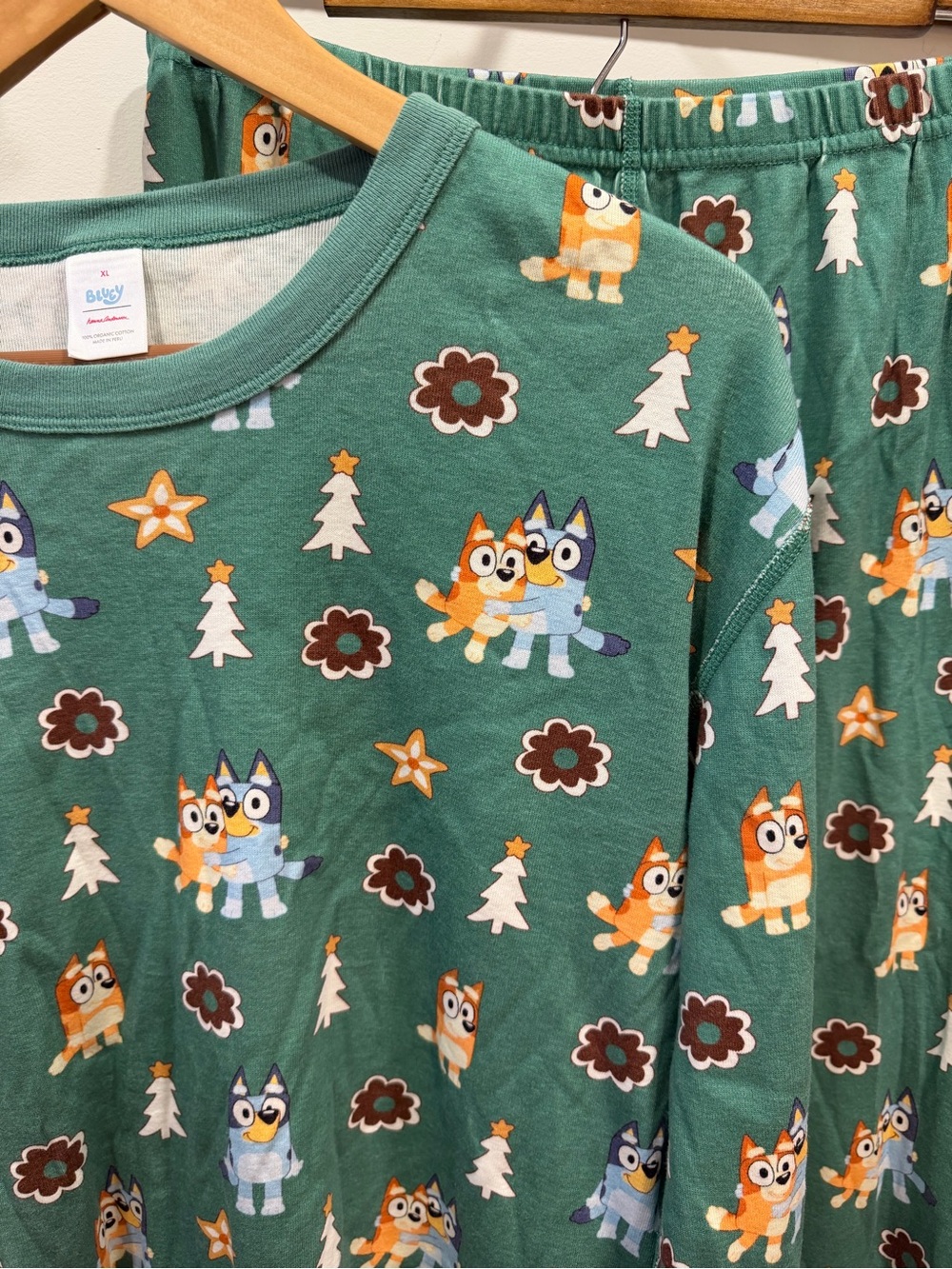 HANNA ANDERSSON Adult Bluey Holiday Long John Pajama Set - Picture 4 of 4